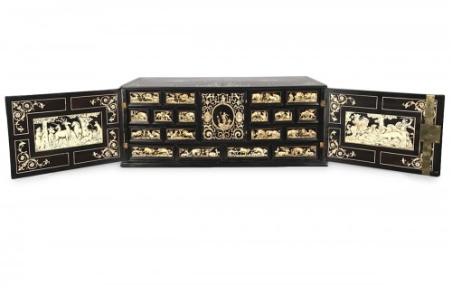 Cabinet de voyage en ébène et ivoire gravé, Augsbourg vers 1600