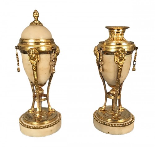 Paire de flambeaux en cassolettes tripodes, Paris époque Louis XVI
