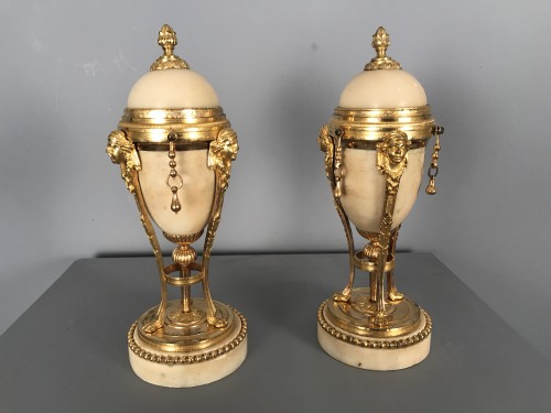 Paire de flambeaux en cassolettes tripodes, Paris époque Louis XVI - Luminaires Style Louis XVI