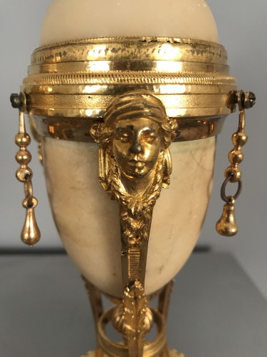 Luminaires Bougeoirs et Chandeliers - Paire de flambeaux en cassolettes tripodes, Paris époque Louis XVI