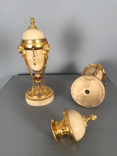 XVIIIe siècle - Paire de flambeaux en cassolettes tripodes, Paris époque Louis XVI