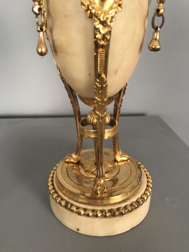 Antiquités - Paire de flambeaux en cassolettes tripodes, Paris époque Louis XVI