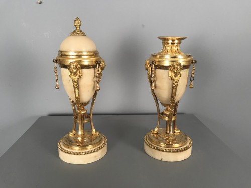 Antiquités - Paire de flambeaux en cassolettes tripodes, Paris époque Louis XVI
