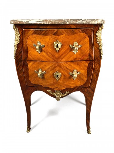 Petite commode galbée dite d’entre deux, Pierre Roussel à Paris vers 1760