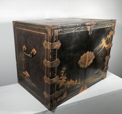 Antiquités - Cabinet de voyage en laque du Japon vers 1680