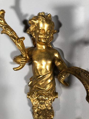 Paire d’appliques en bronze doré aux bustes d’enfants - Franck Baptiste Provence