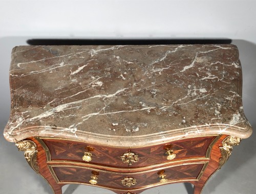 Commode sauteuse estampillée E.DOIRAT, époque Régence - Régence