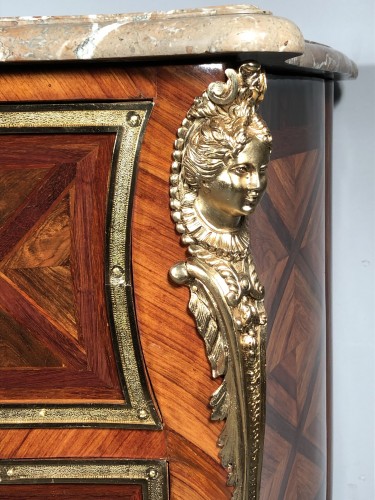 Antiquités - Commode sauteuse estampillée E.DOIRAT, époque Régence