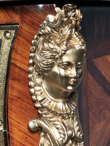 Antiquités - Commode sauteuse estampillée E.DOIRAT, époque Régence