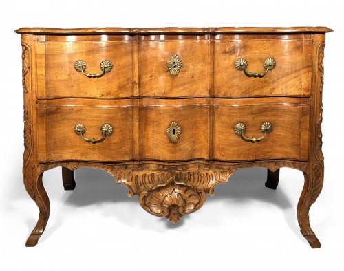 Commode sauteuse en noyer, Pierre Hache à Grenoble vers 1730