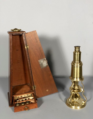 Collections Instruments scientifiques - Microscope en bronze doré, Dollond à Londres vers 1770