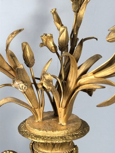 Luminaires Bougeoirs et Chandeliers - Paire de candélabres aux bouquets de Lys, Paris époque Louis XVI
