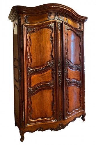 Armoire de mariage galbée en noyer, Vallée du Rhône vers 1750