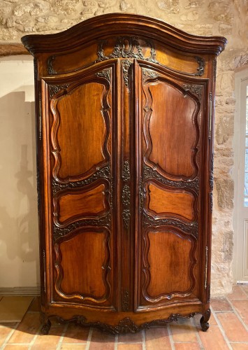 Armoire de mariage galbée en noyer, Vallée du Rhône vers 1750 - Mobilier Style Louis XV