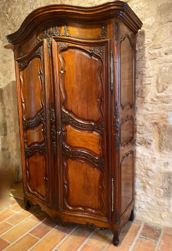 Mobilier Armoire - Armoire de mariage galbée en noyer, Vallée du Rhône vers 1750