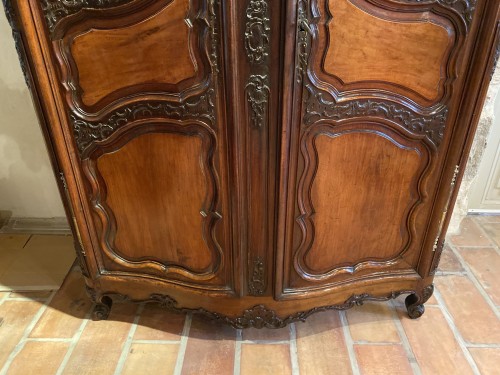 Armoire de mariage galbée en noyer, Vallée du Rhône vers 1750 - Franck Baptiste Provence
