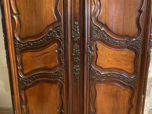 XVIIIe siècle - Armoire de mariage galbée en noyer, Vallée du Rhône vers 1750