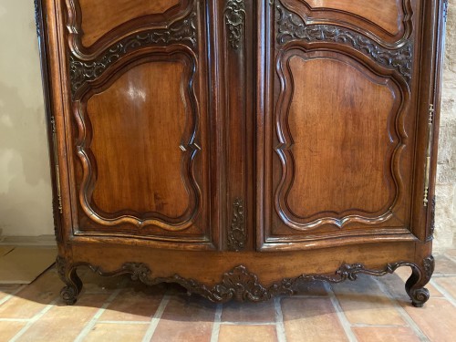 Armoire de mariage galbée en noyer, Vallée du Rhône vers 1750 - Louis XV