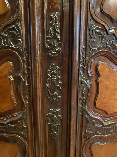 Louis XV - Armoire de mariage galbée en noyer, Vallée du Rhône vers 1750