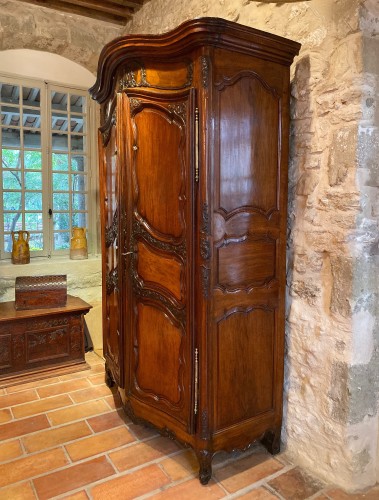 Antiquités - Armoire de mariage galbée en noyer, Vallée du Rhône vers 1750