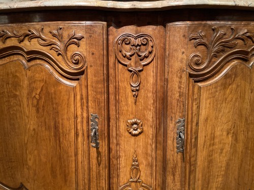 XVIIIe siècle - Buffet de chasse galbé en noyer, Provence époque Louis XV