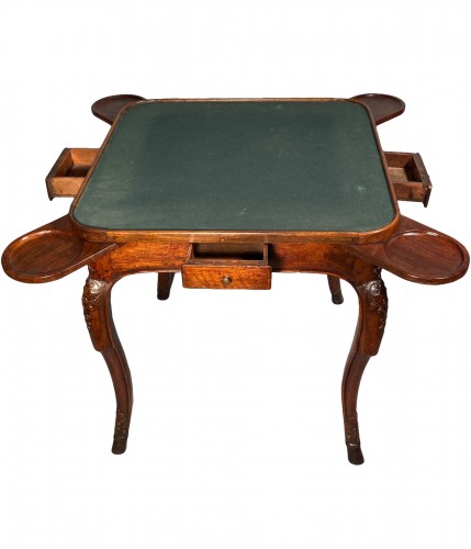 Table à jeux aux porte-bougeoirs en Noyer massif, Lyon époque Régence