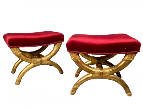 Paire de larges tabourets curules en bois dorés, Paris époque Empire