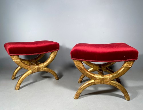 Antiquités - Pair of curule stools in golden wood, Paris Empire period