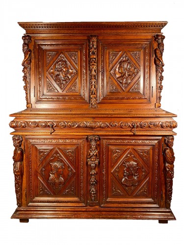 Solid renaissance buffet in walnut, Burgundy circa 1600