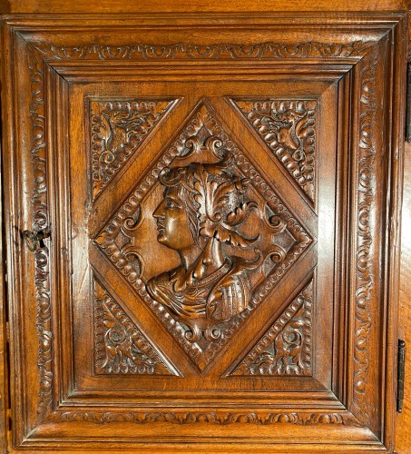 Solid renaissance buffet in walnut, Burgundy circa 1600 - 