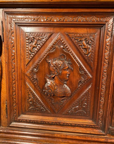 17th century - Solid renaissance buffet in walnut, Burgundy circa 1600