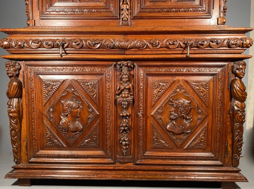 Renaissance - Buffet deux corps à retrait en noyer, Bourgogne vers 1600