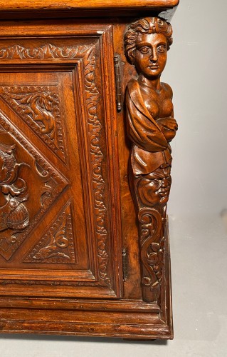 Antiquités - Solid renaissance buffet in walnut, Burgundy circa 1600