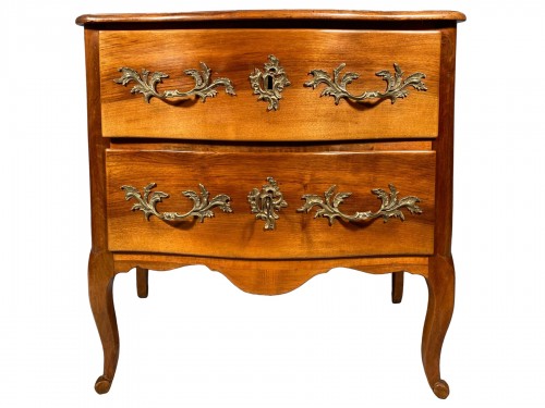 Petite commode en noyer, Jean François Hache à Grenoble, époque Louis XV