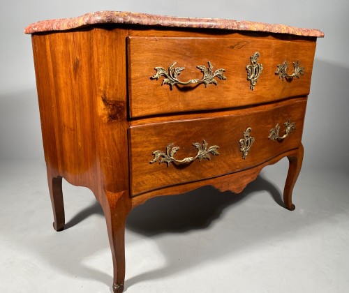 Commode en noyer par Jean François Hache à Grenoble, époque Louis XV - Mobilier Style Louis XV