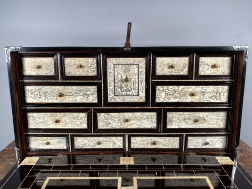 Cabinet en ébène et ivoire gravé des scènes de la genèse, Italie du Nord XVIème - 