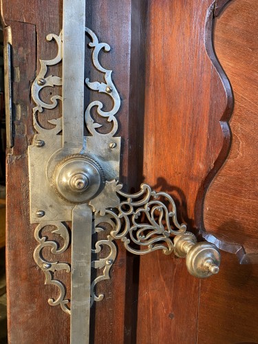 XVIIIe siècle - Monumentale armoire de présentation en acajou, Bordeaux vers 1760
