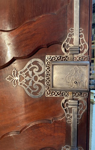 Monumentale armoire de présentation en acajou, Bordeaux vers 1760 - Louis XV