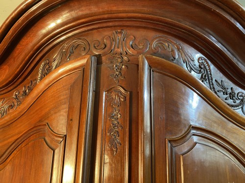 Antiquités - Monumentale armoire de présentation en acajou, Bordeaux vers 1760
