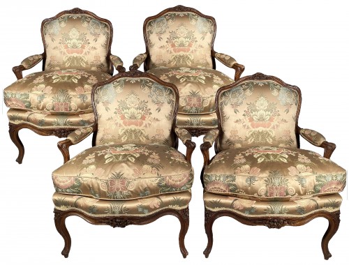 Série de quatre fauteuils en noyer par Pierre Nogaret vers 1770