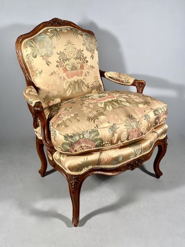 Série de quatre fauteuils en noyer par Pierre Nogaret vers 1770 - Louis XV