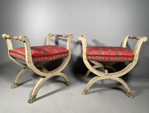 Restauration - Charles X - Pair of curule stools in lacquered wood, 19th century