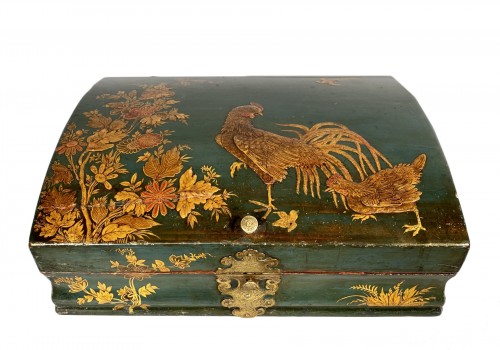 Toilet box in blue Martin varnish with Japanese decor circa 1730.