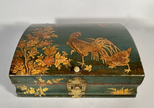 18th century - Toilet box in blue Martin varnish with Japanese decor circa 1730.