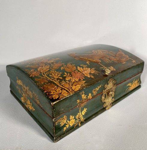 Antiquités - Toilet box in blue Martin varnish with Japanese decor circa 1730.