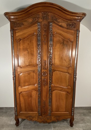 Small walnut wedding cabinet, Arles 18th century - 