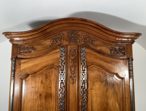 18th century - Small walnut wedding cabinet, Arles 18th century