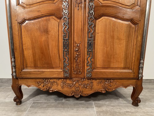 Small walnut wedding cabinet, Arles 18th century - Louis XV
