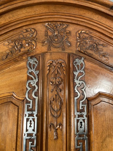 Louis XV - Small walnut wedding cabinet, Arles 18th century