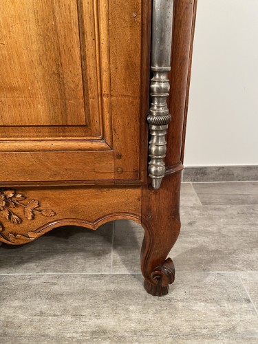 Antiquités - Small walnut wedding cabinet, Arles 18th century